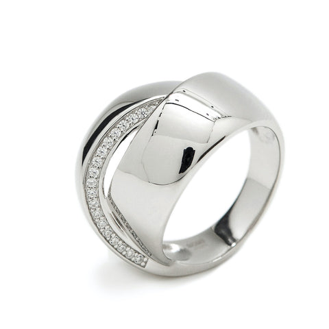 Grandes bagues ornées d'un motif curviligne entrelacé et de zirconiums cubiques