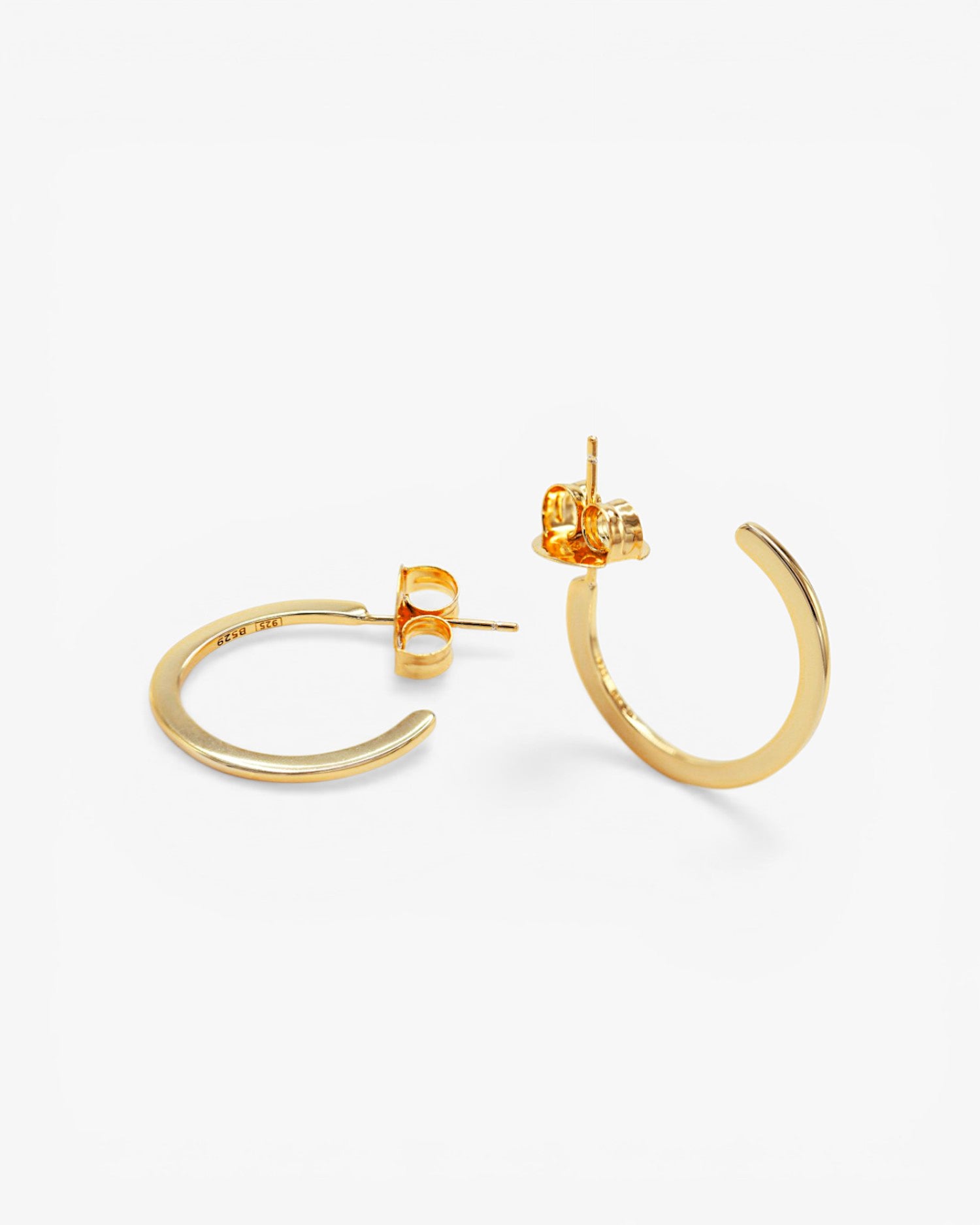 Pendientes aros medianos clásicos y elegantes estilo plano bañados en oro
