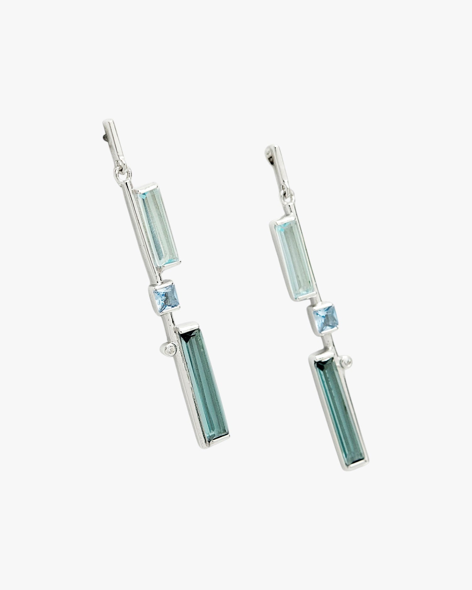 Pendientes largos finos de plata con gemas en tonos fíos