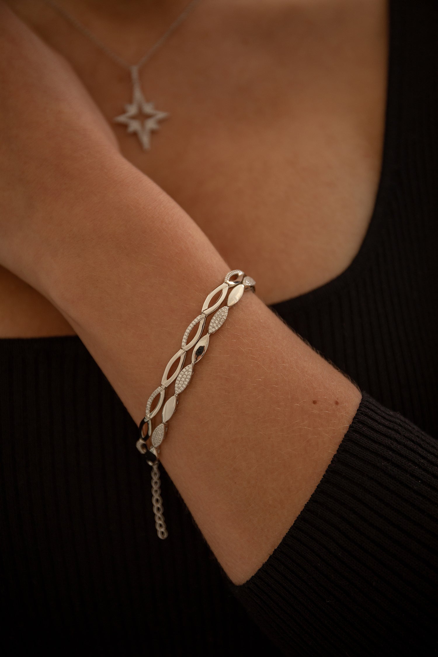 Silver link bracelet with oval intertwined design