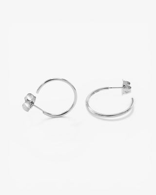 Petites boucles d'oreilles créoles en argent, design fin et élégant