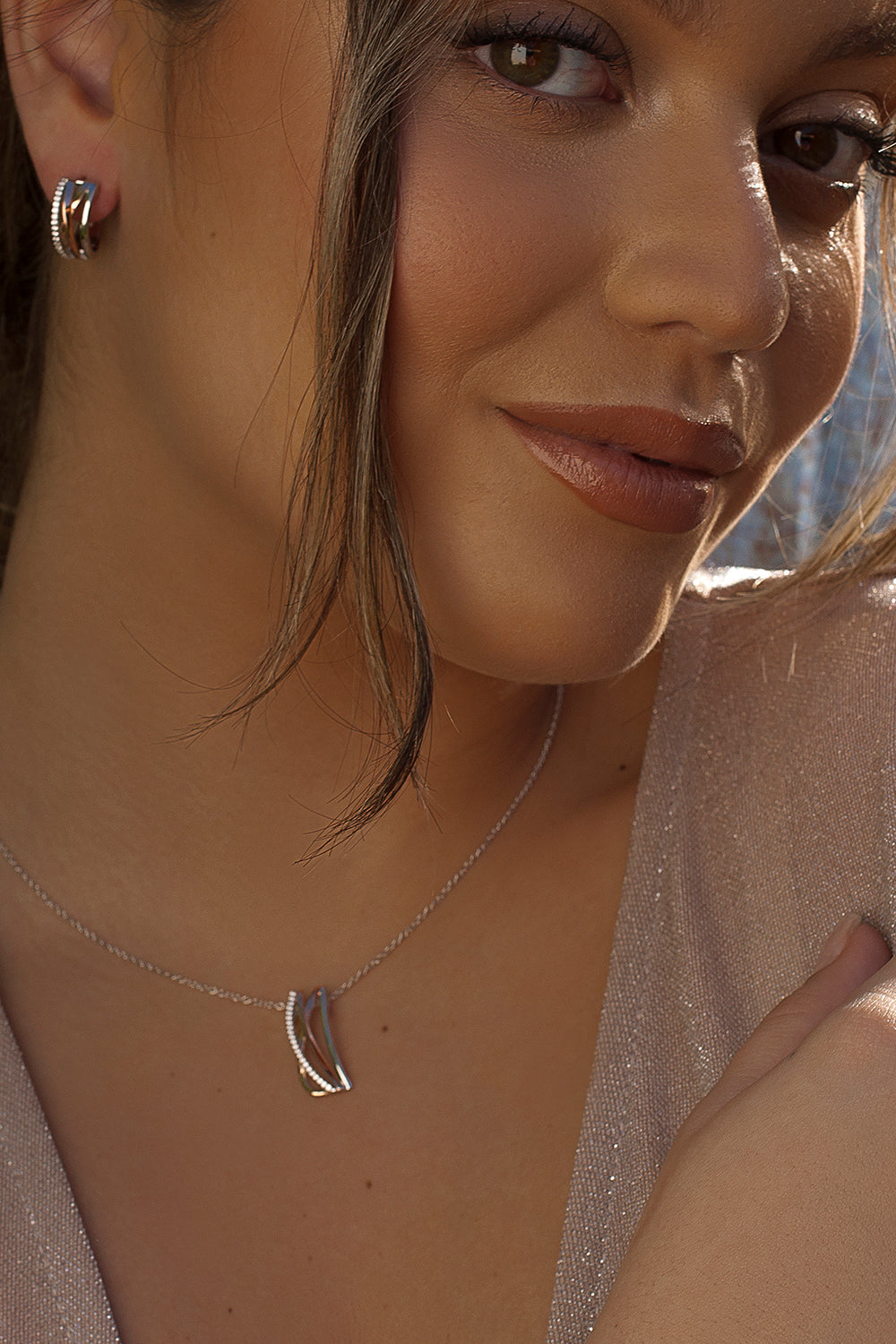 Colgante de plata en forma rectangular  con detalle de plata bañada en rosa y circonitas.