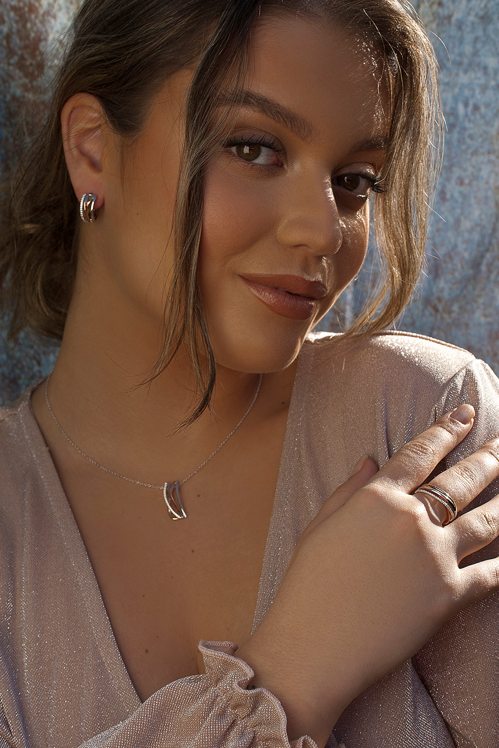 Colgante de plata en forma rectangular con detalle de plata bañada en rosa y circonitas.