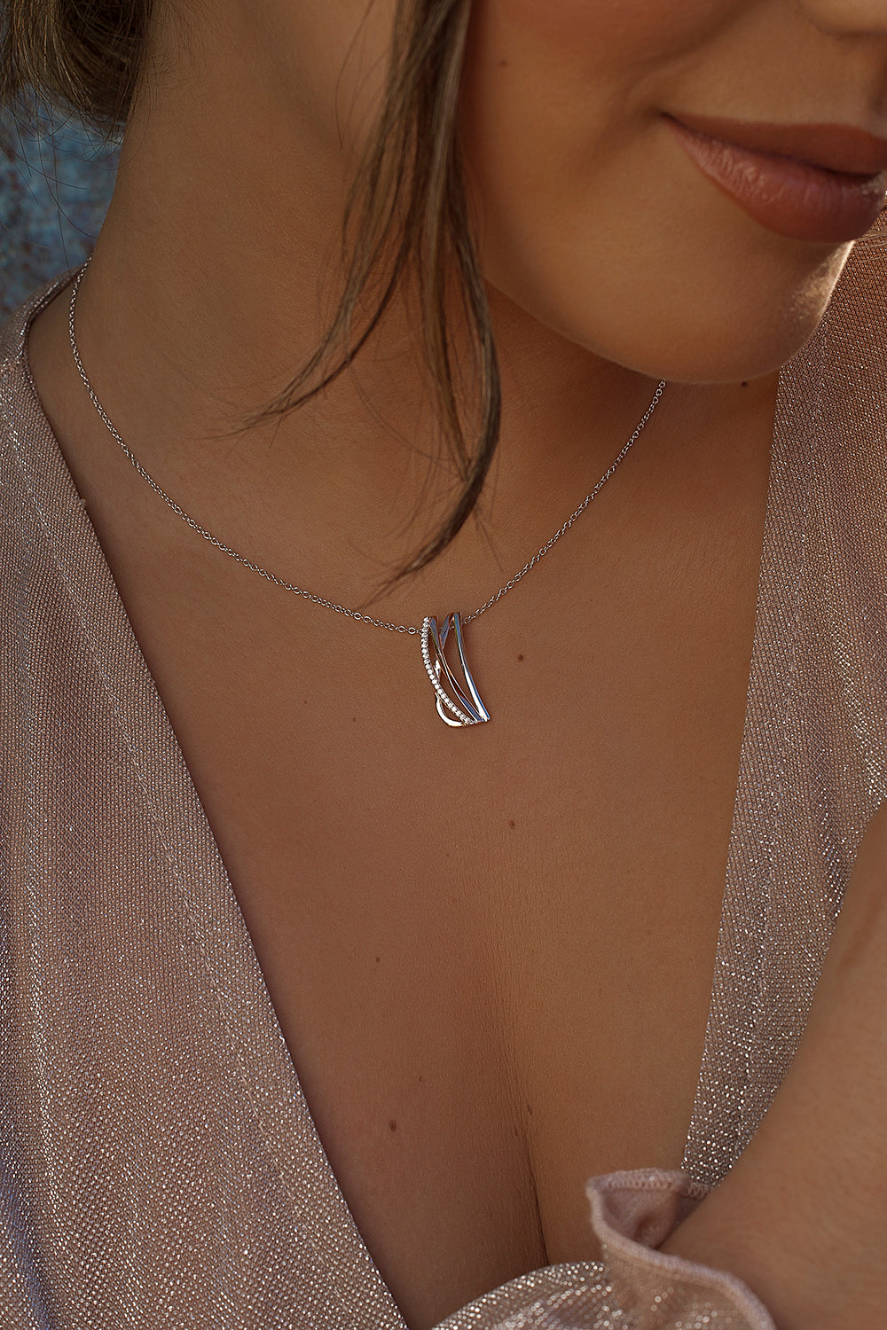 Colgante de plata en forma rectangular  con detalle de plata bañada en rosa y circonitas.