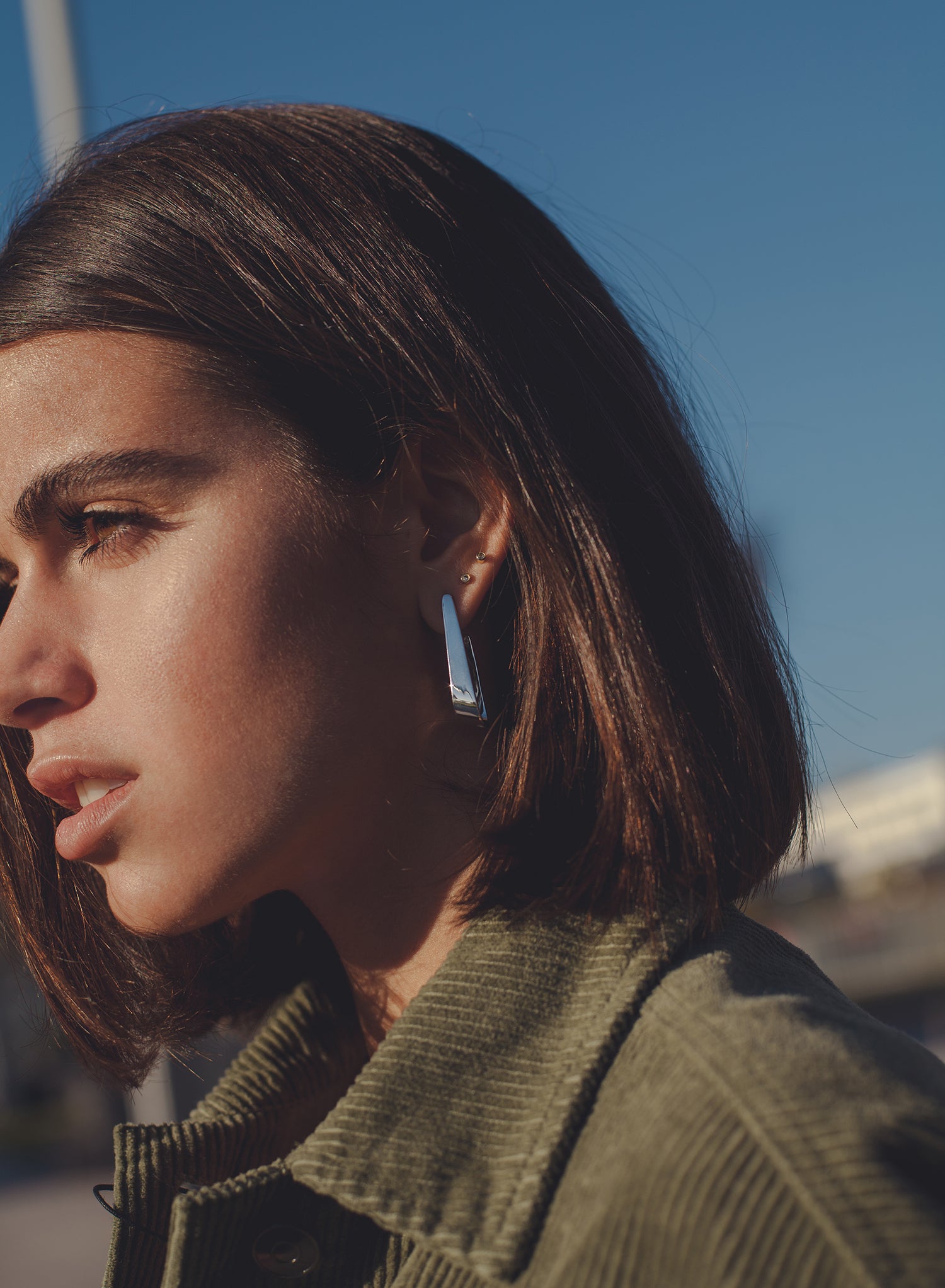 Boucles d'oreilles originales en argent avec un motif épais et liquide