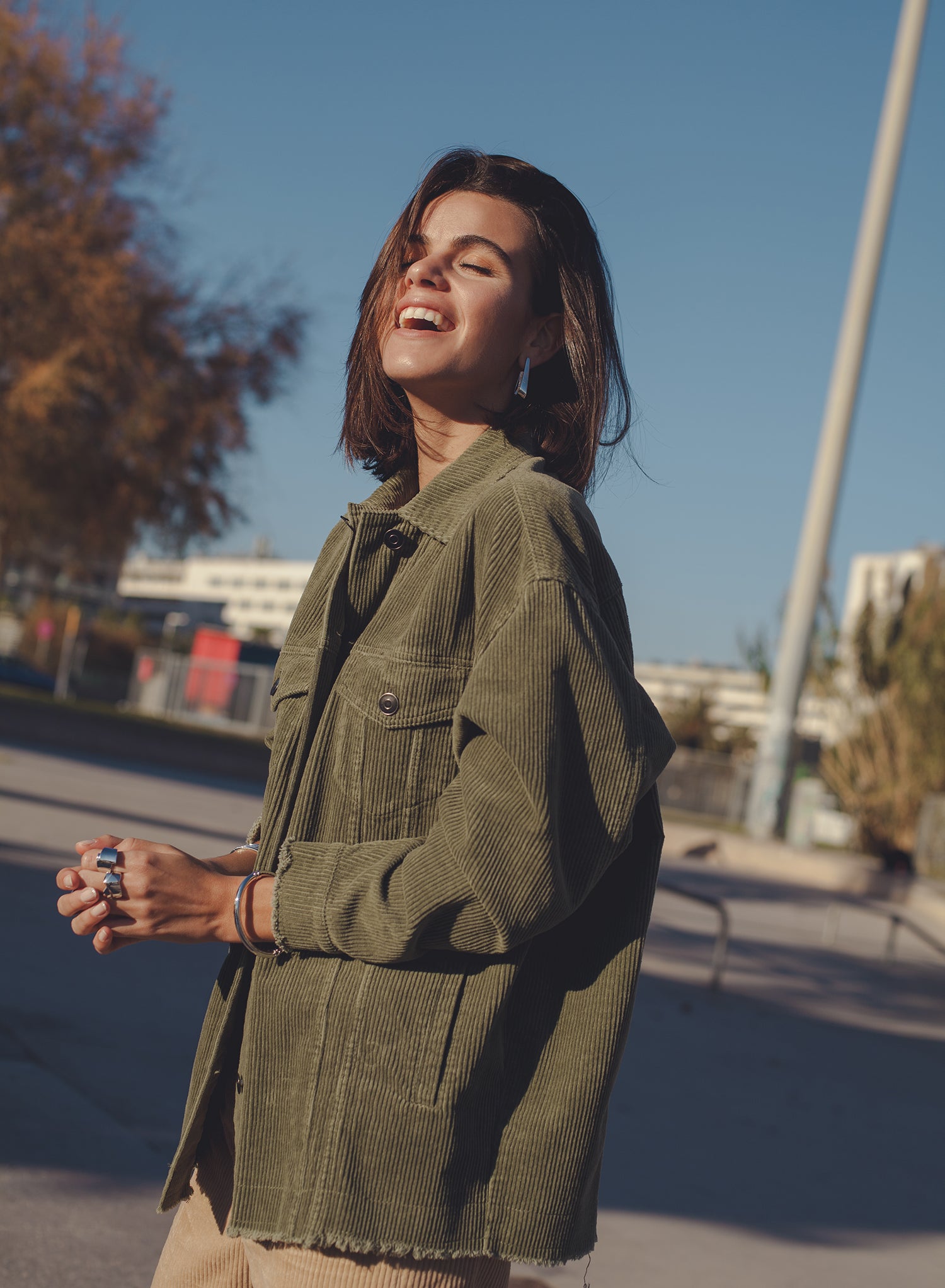 Boucles d'oreilles originales en argent avec un motif épais et liquide