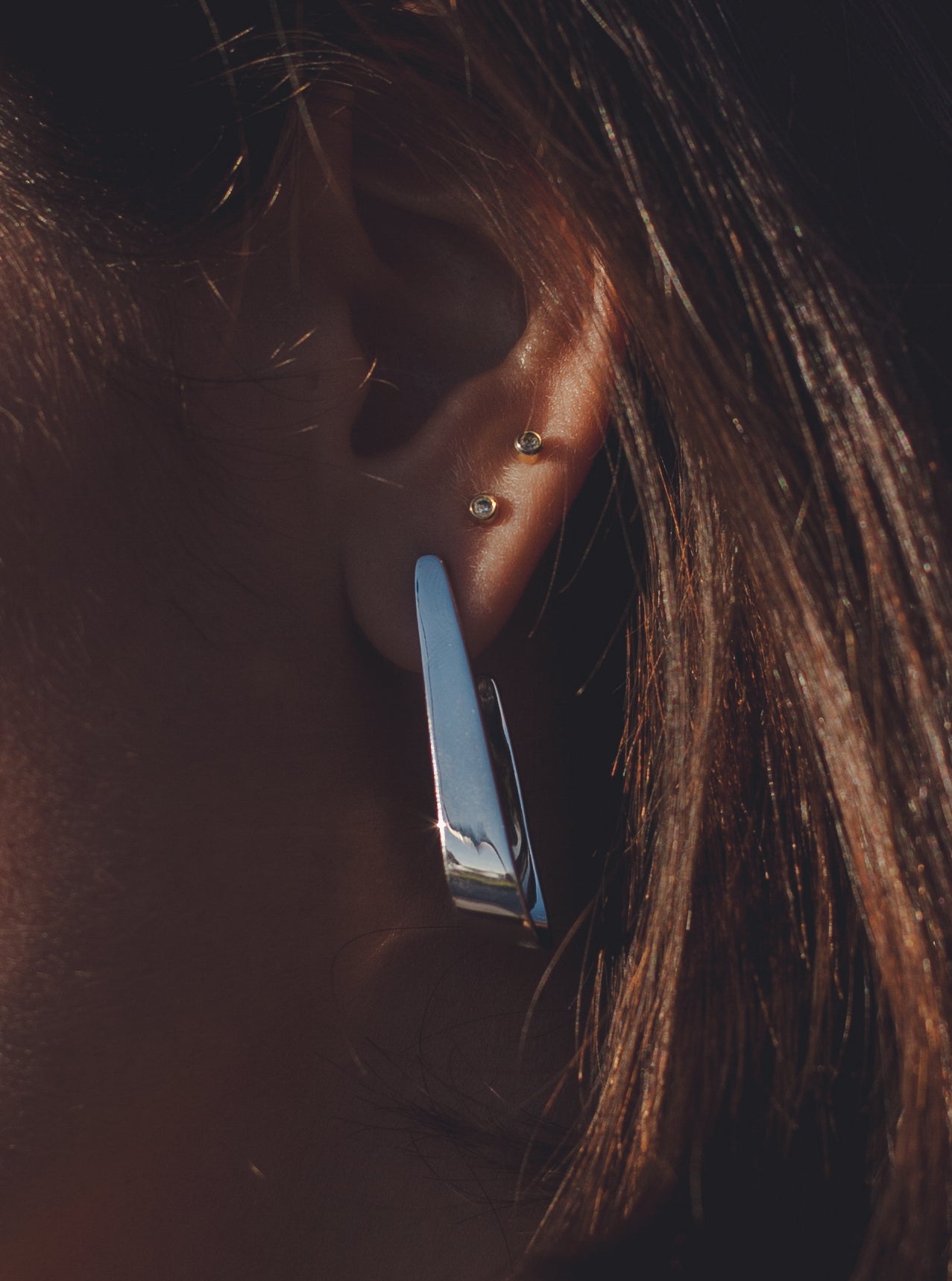 Boucles d'oreilles originales en argent avec un motif épais et liquide