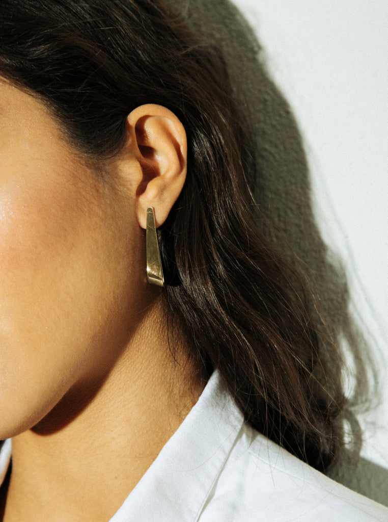 Boucles d'oreilles originales en argent, au design épais et plaquées or liquide.