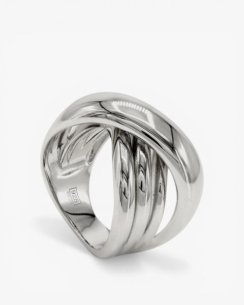 Anillos grandes de plata con diseño cruzado