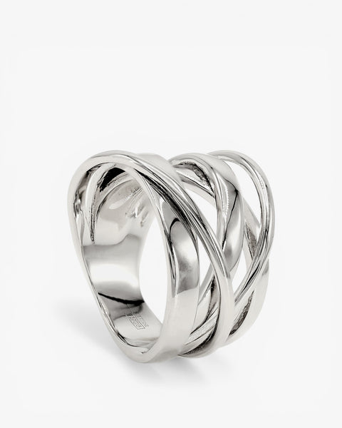 Anillos grandes de plata irregular entrelazado