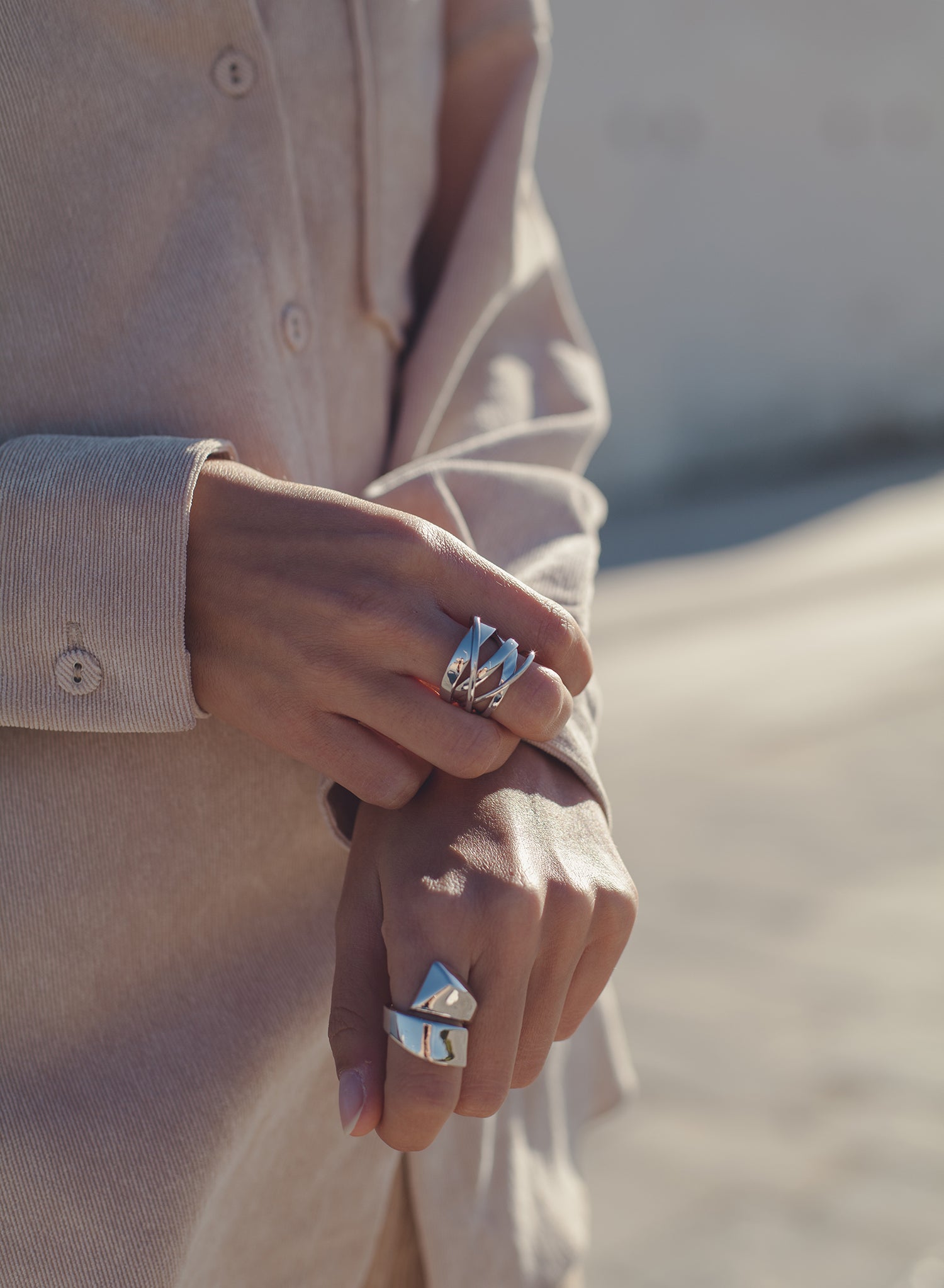 Anillos grandes de plata irregular entrelazado