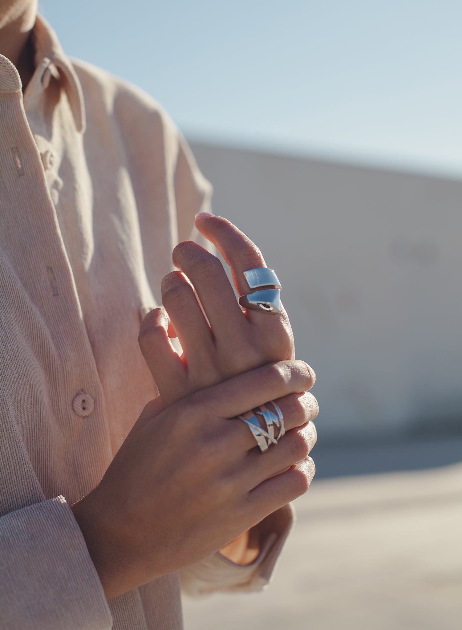Anillos grandes de plata irregular entrelazado