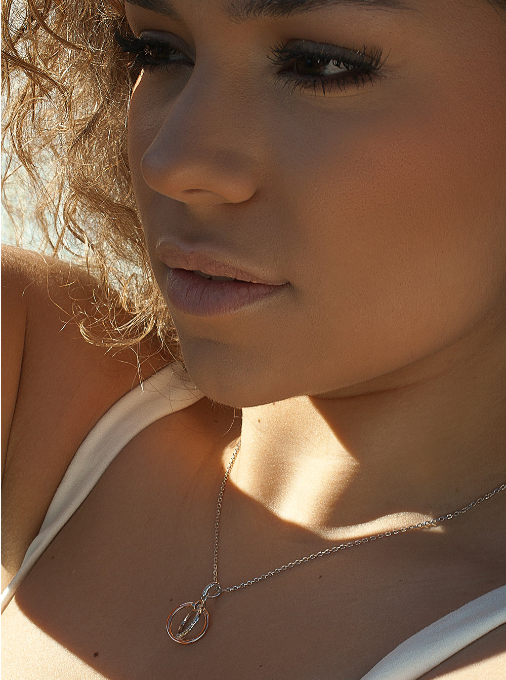 Colgantes bicolor de plata diseño de doble aro y circonita