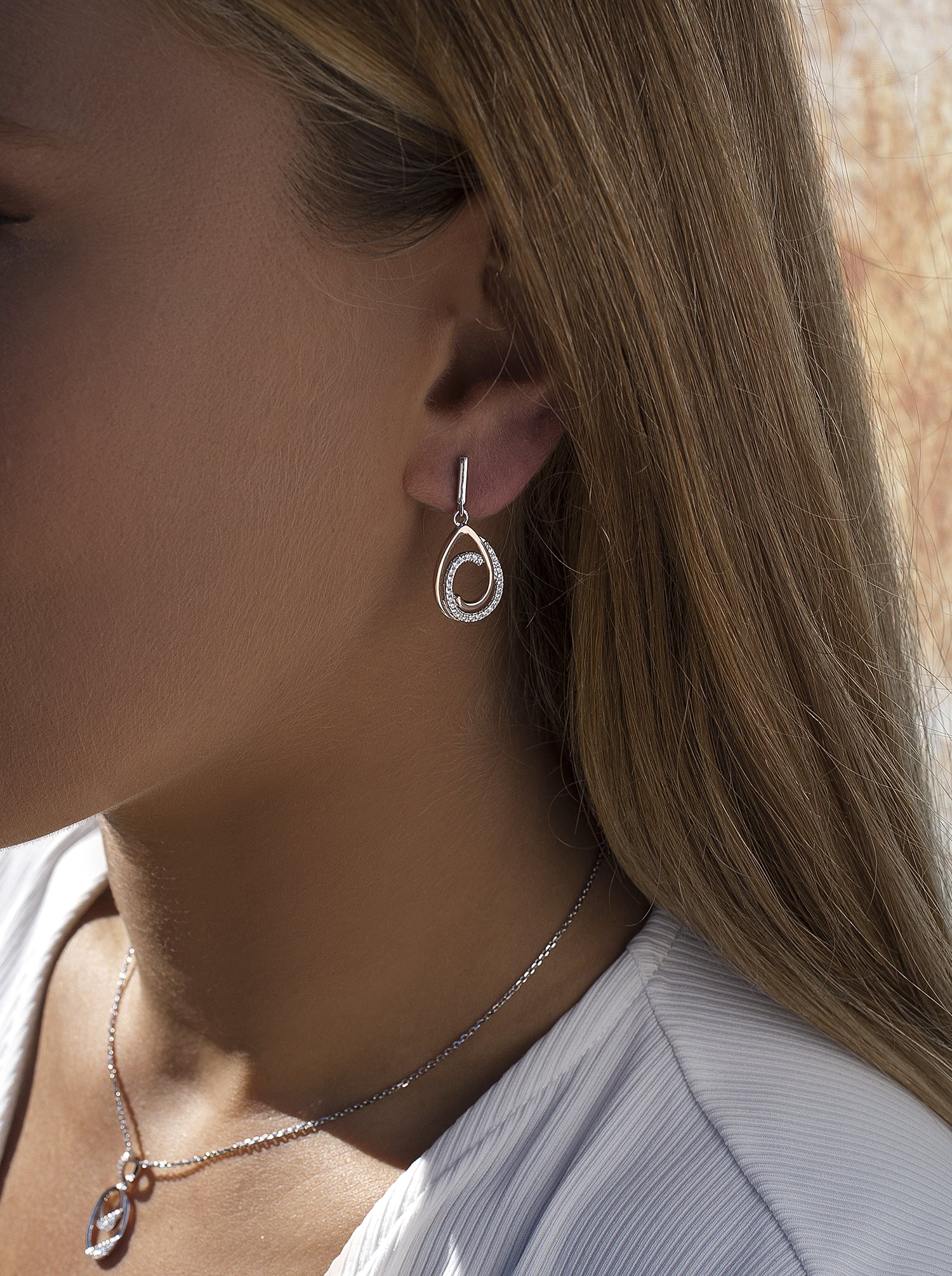 Pendientes bicolor plata y circonitas colgantes con dos aros unidos