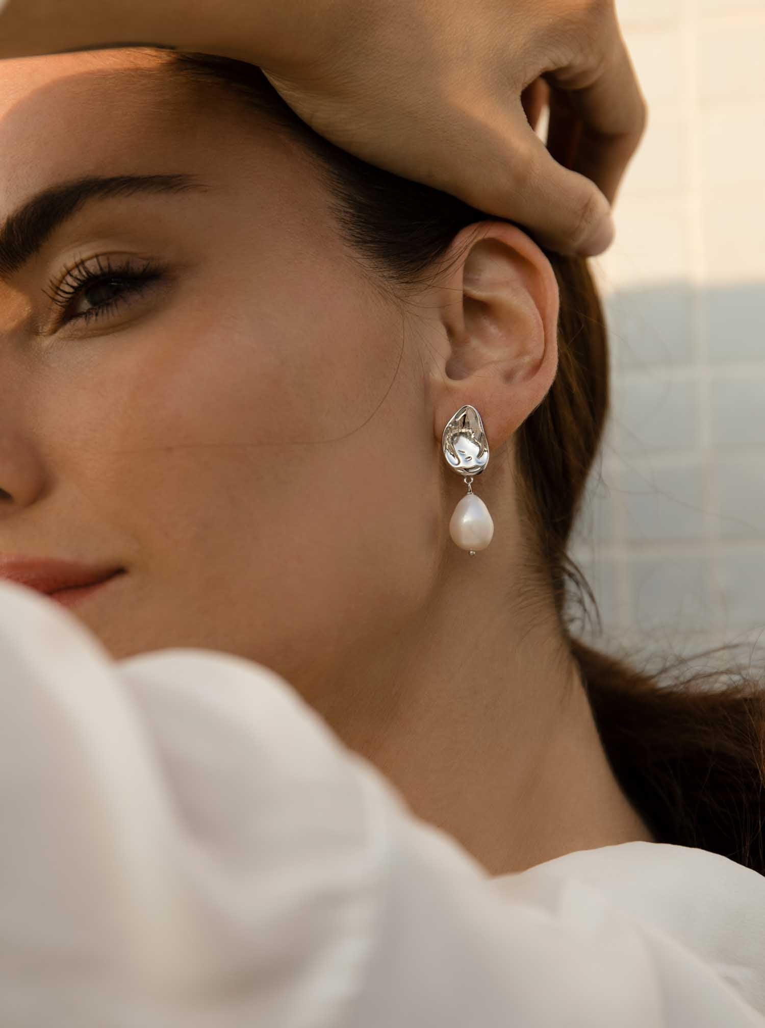 Boucles d'oreilles en argent avec pendentif perle au design fluide et irrégulier