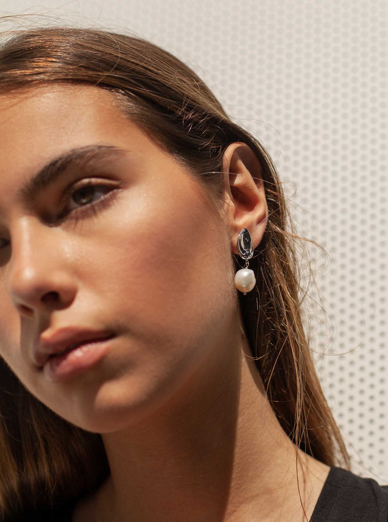 Boucles d'oreilles en argent avec pendentif perle au design fluide et irrégulier