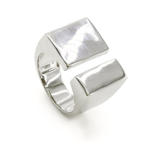 Anillo sello diseño abierto con plata lisa