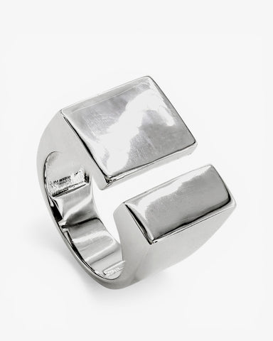 Anillo sello diseño abierto con plata lisa