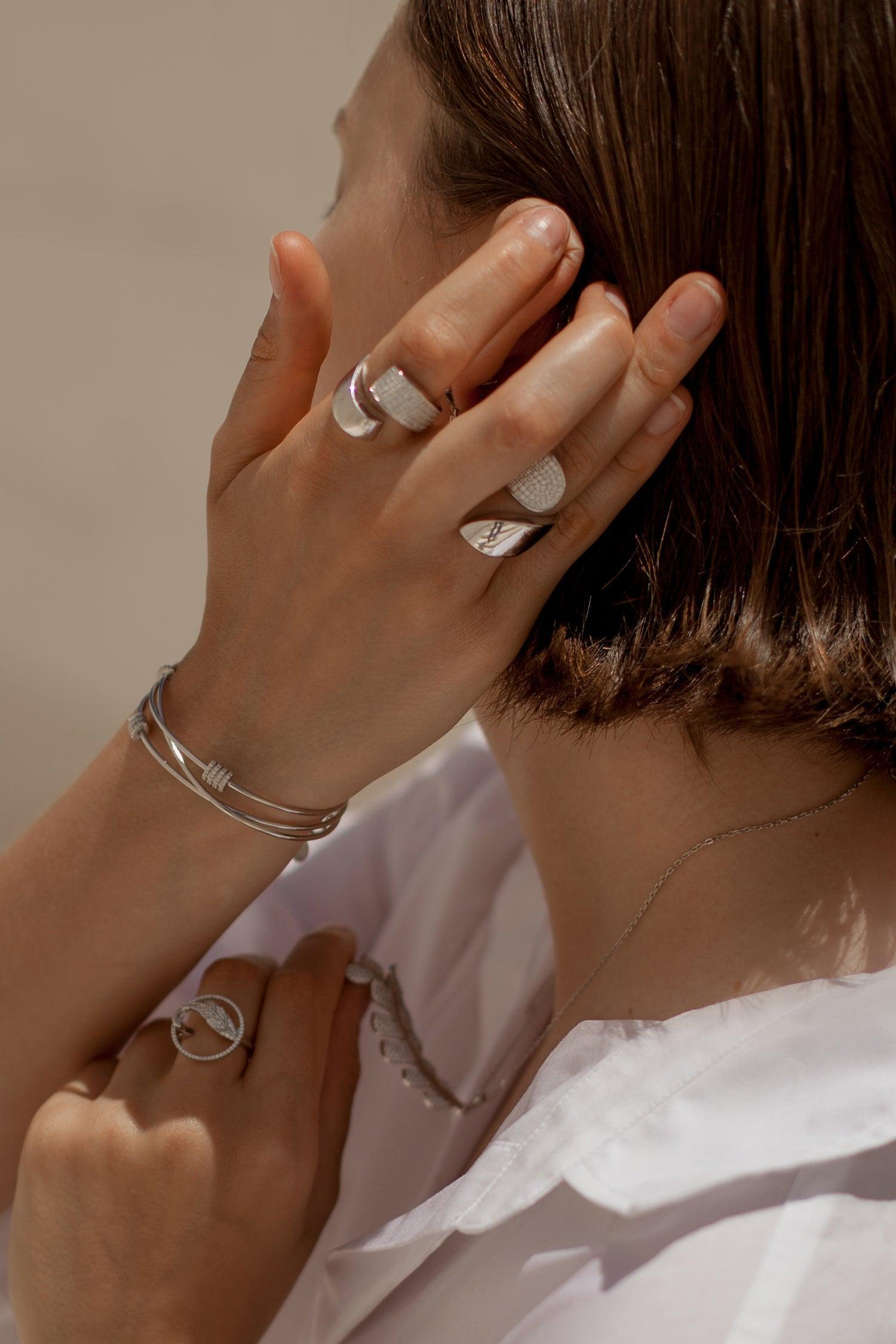 Anillos grandes diseño abierto irregular con circonitas