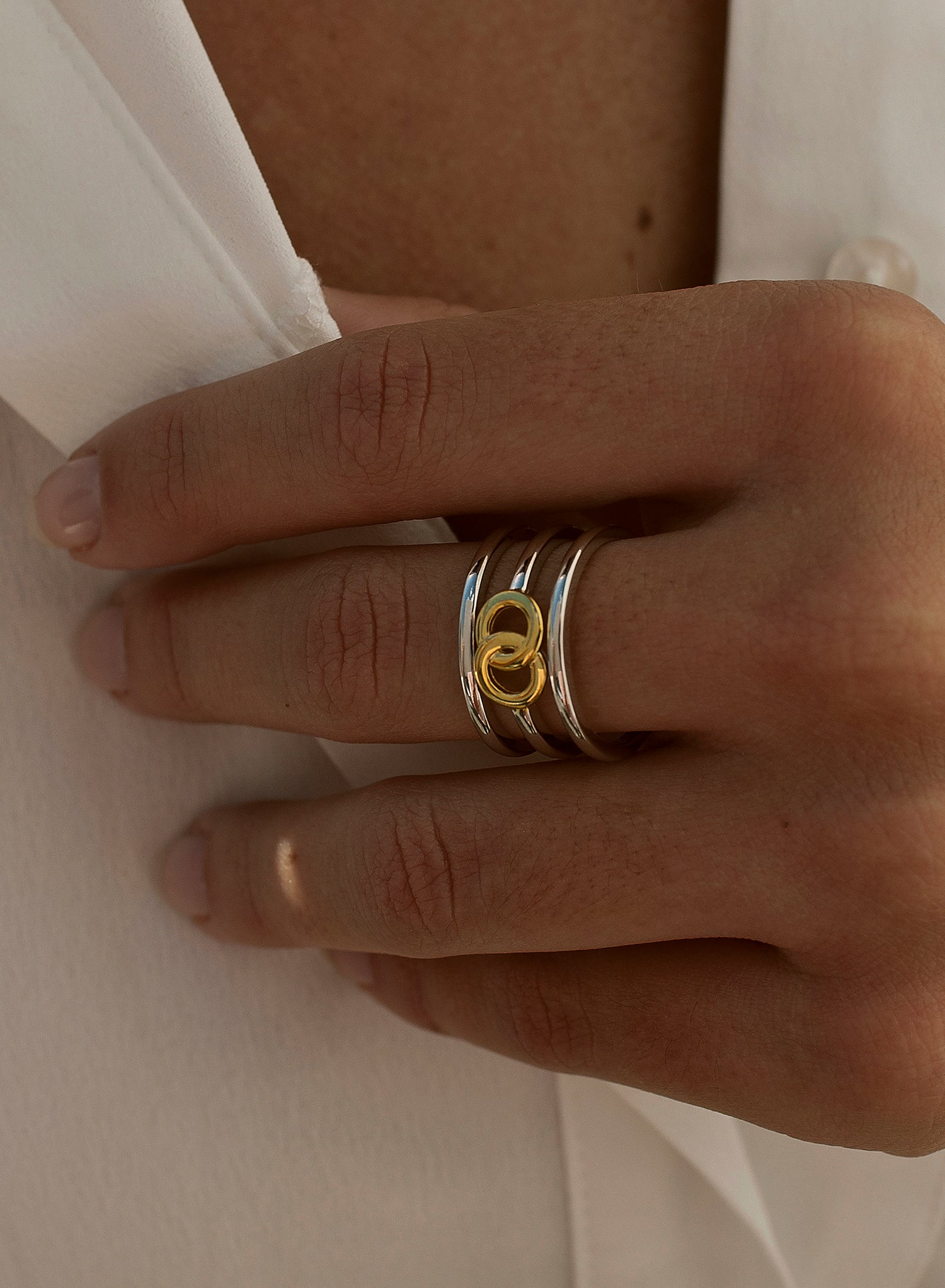 Anillos anchos detalle circular dorado central