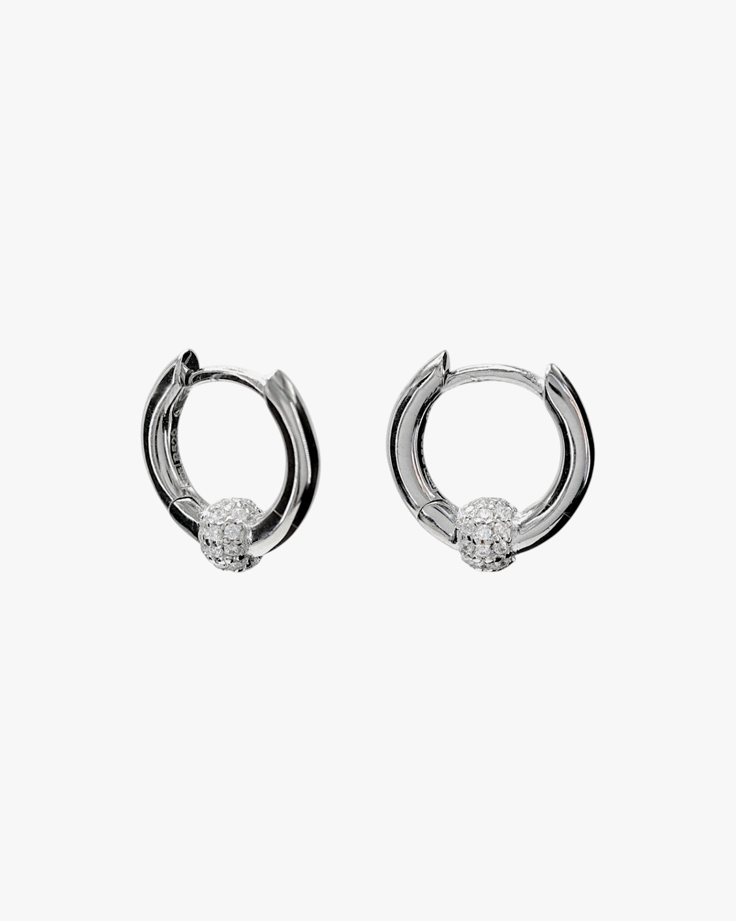 Petites boucles d'oreilles créoles en argent avec un motif en oxyde de zirconium à la base