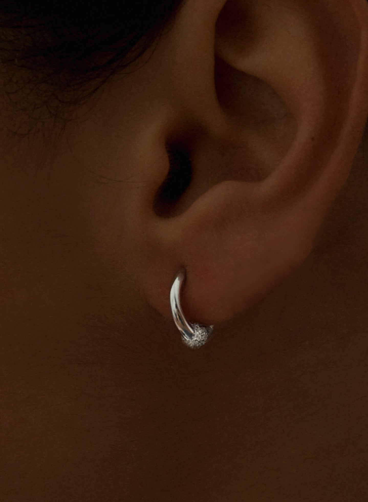 Petites boucles d'oreilles créoles en argent avec un motif en oxyde de zirconium à la base