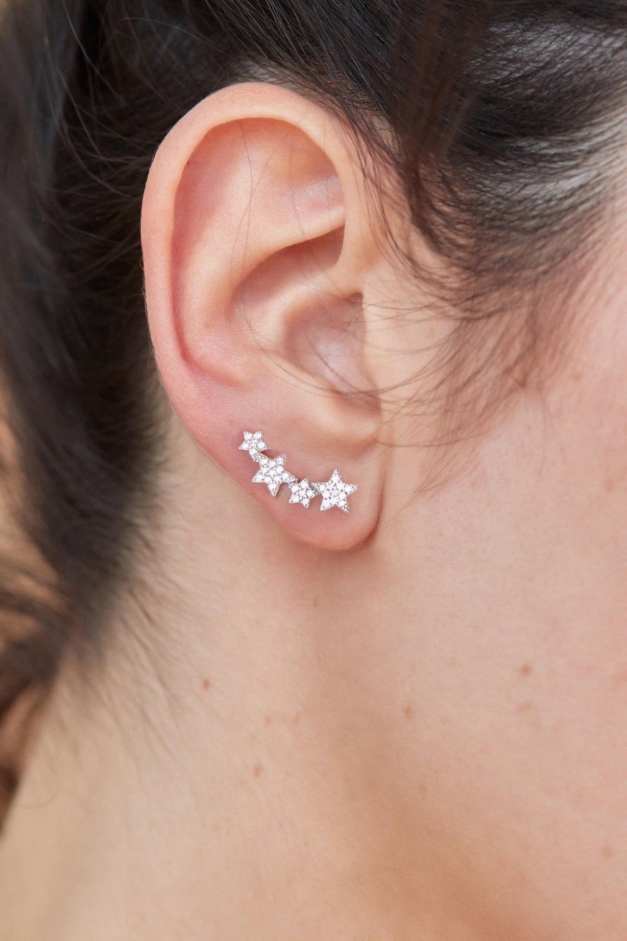 Pendientes trepadores de plata con motivo de estrellas con circonitas