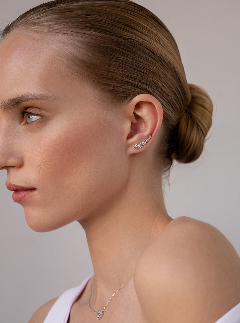 Pendientes trepadores de plata con motivo de flor con circonitas