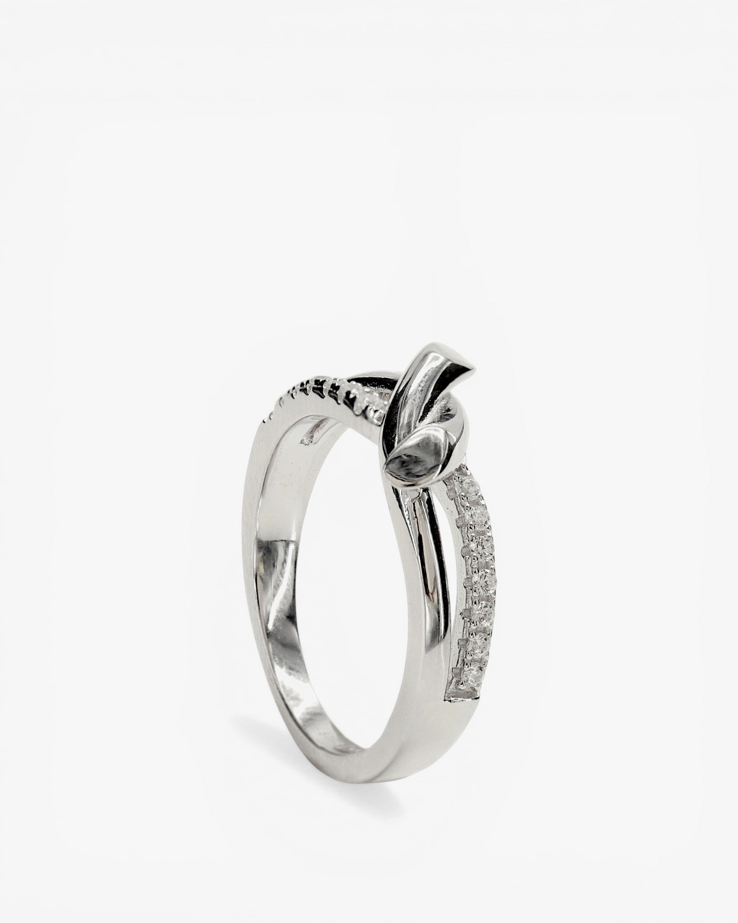 Anillos finos motivo de nudo y circonitas