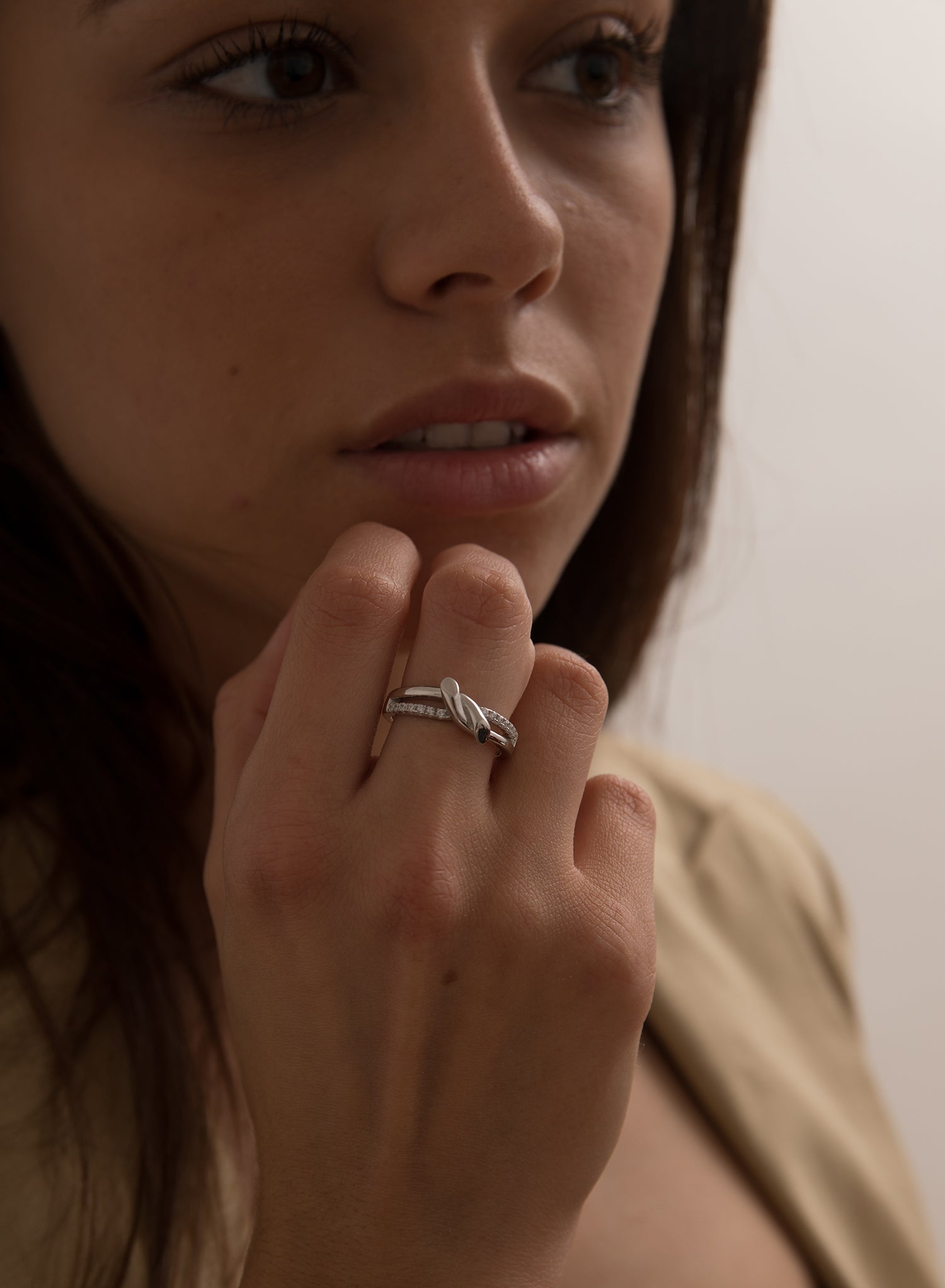 Anillos finos motivo de nudo y circonitas