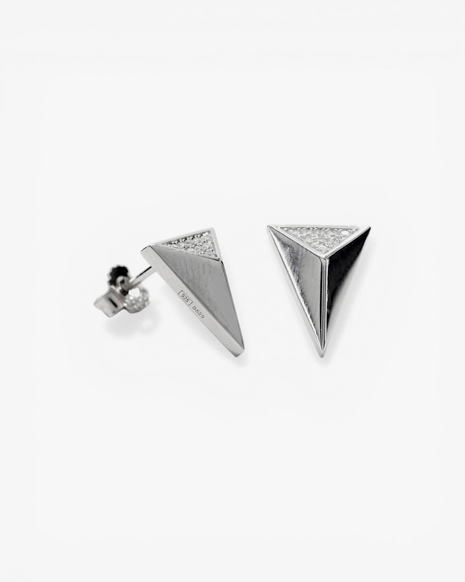 Petites boucles d'oreilles triangulaires concaves ornées de zirconiums cubiques