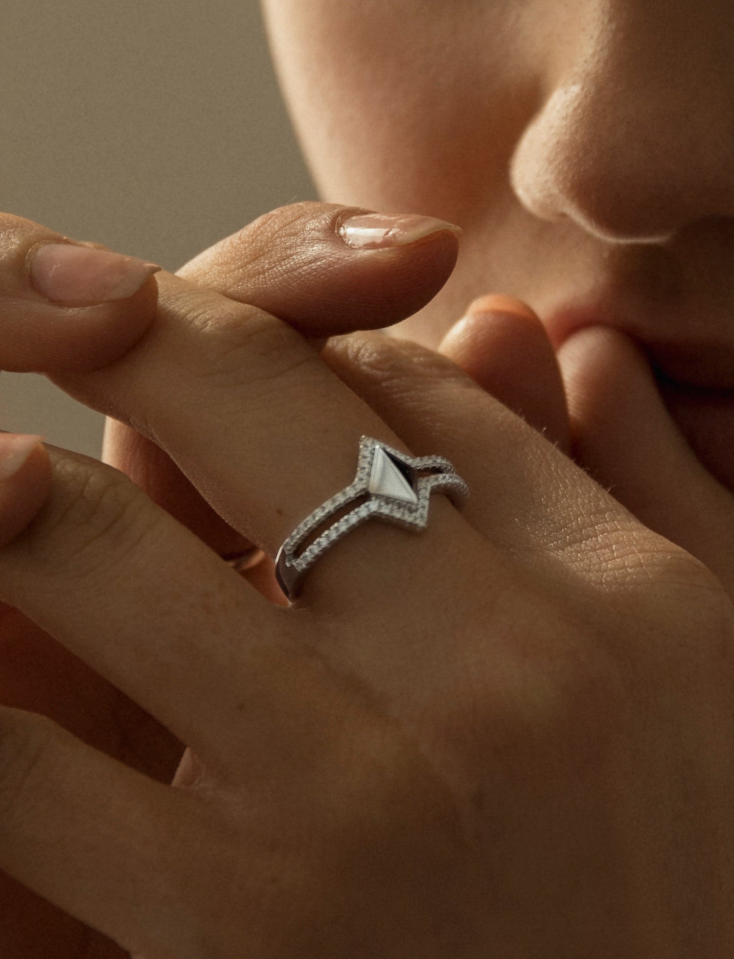 Bagues en zircone à deux pistes et losange central