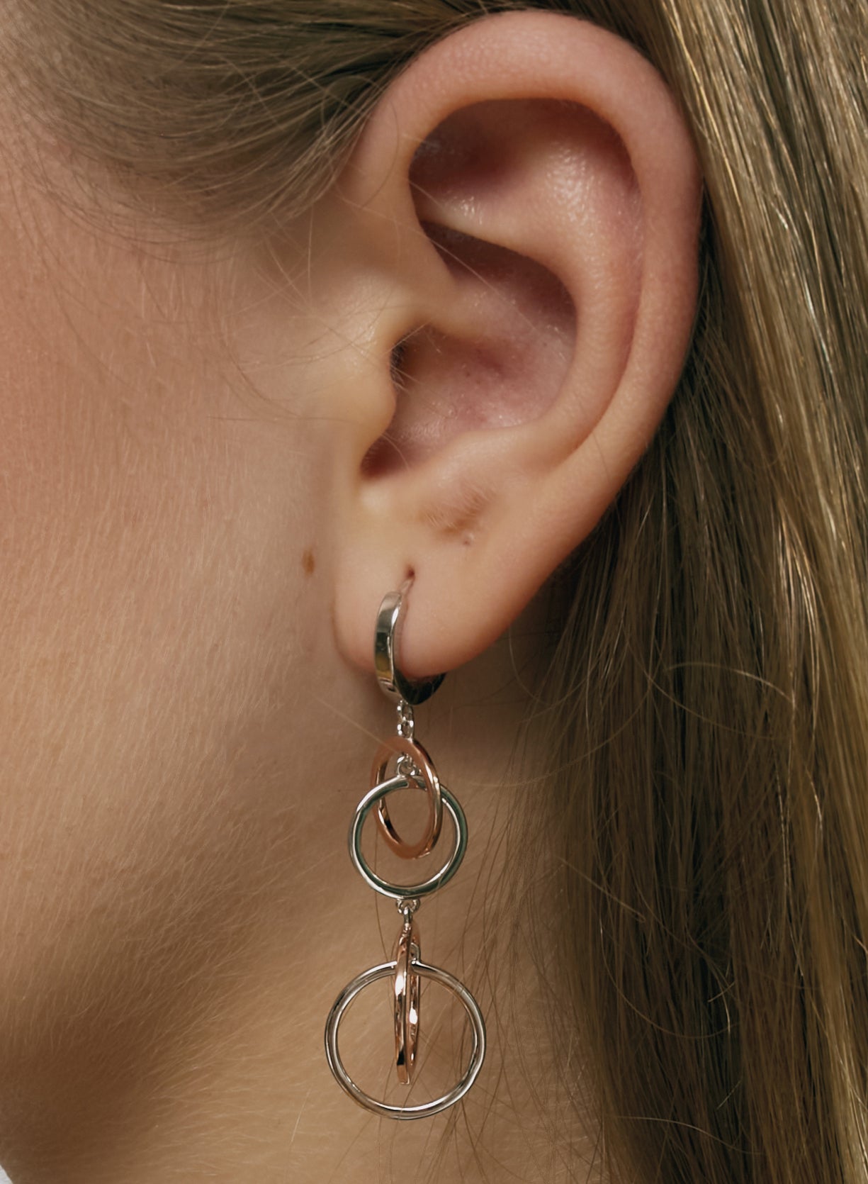 Boucles d'oreilles bicolores argentées à motif de cercles entrelacés