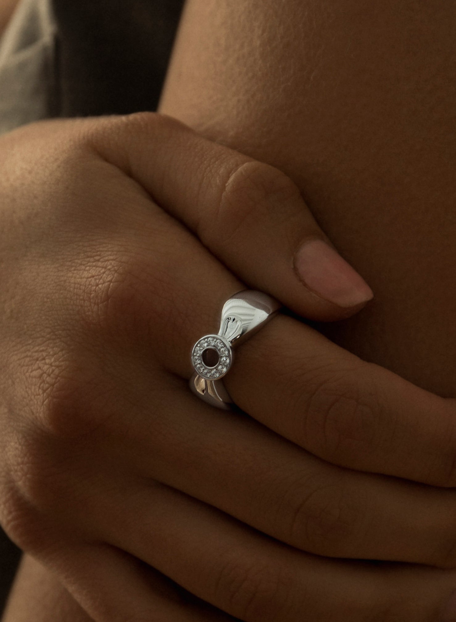 Anillo circonitas diseño de lazo con motivo circular