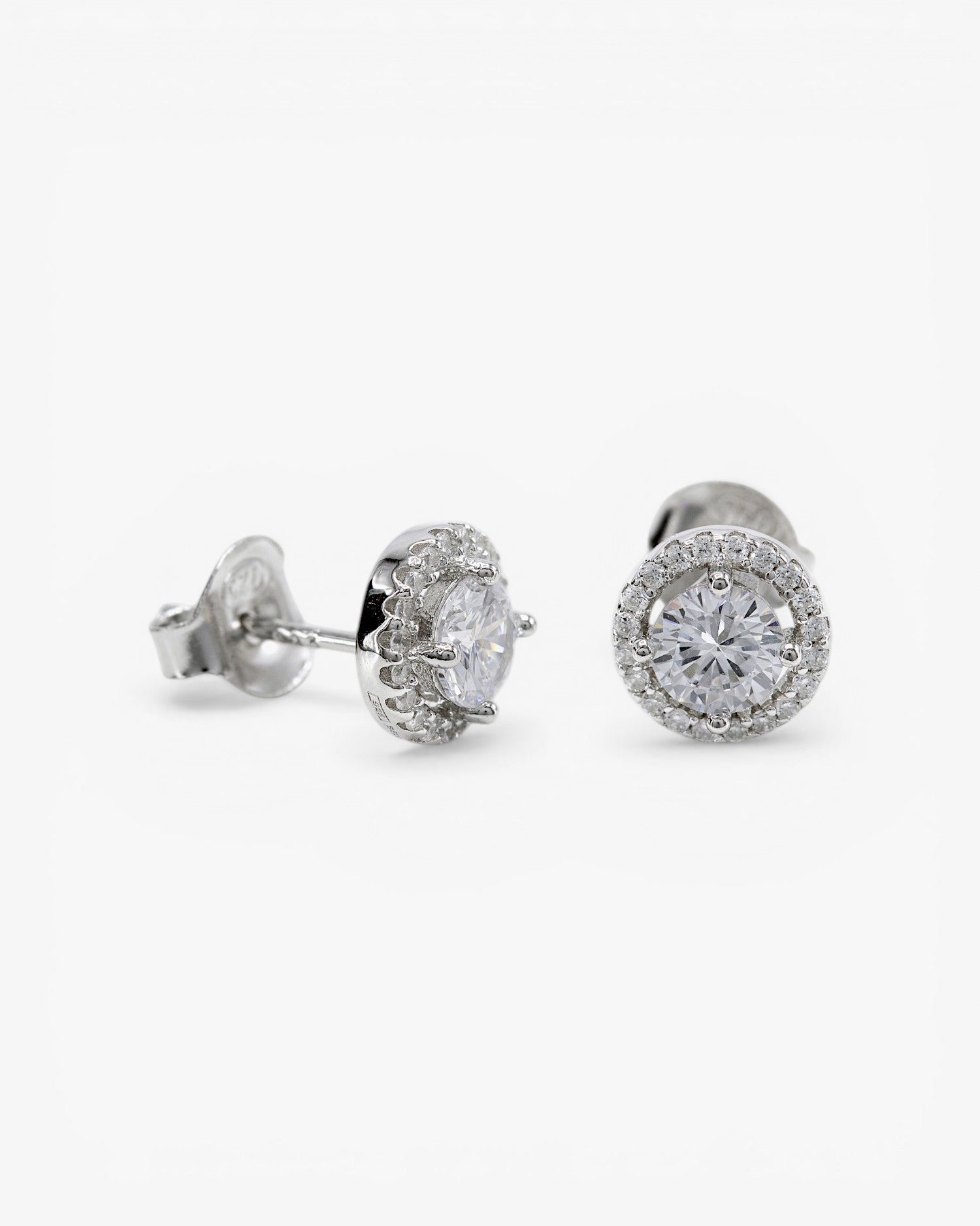 Petites boucles d'oreilles en argent brillant avec un motif rond et des oxydes de zirconium