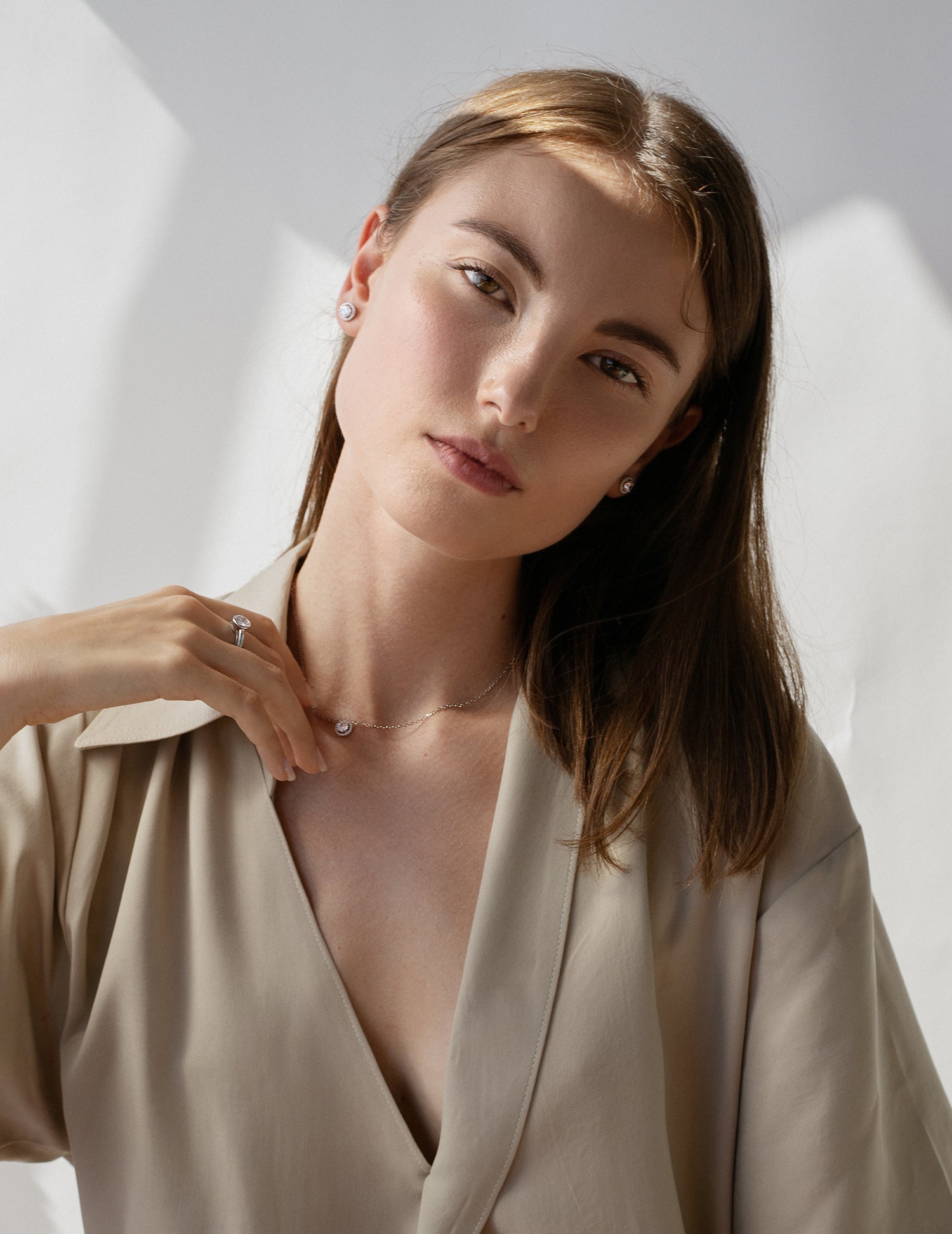 Petites boucles d'oreilles en argent brillant avec un motif rond et des oxydes de zirconium