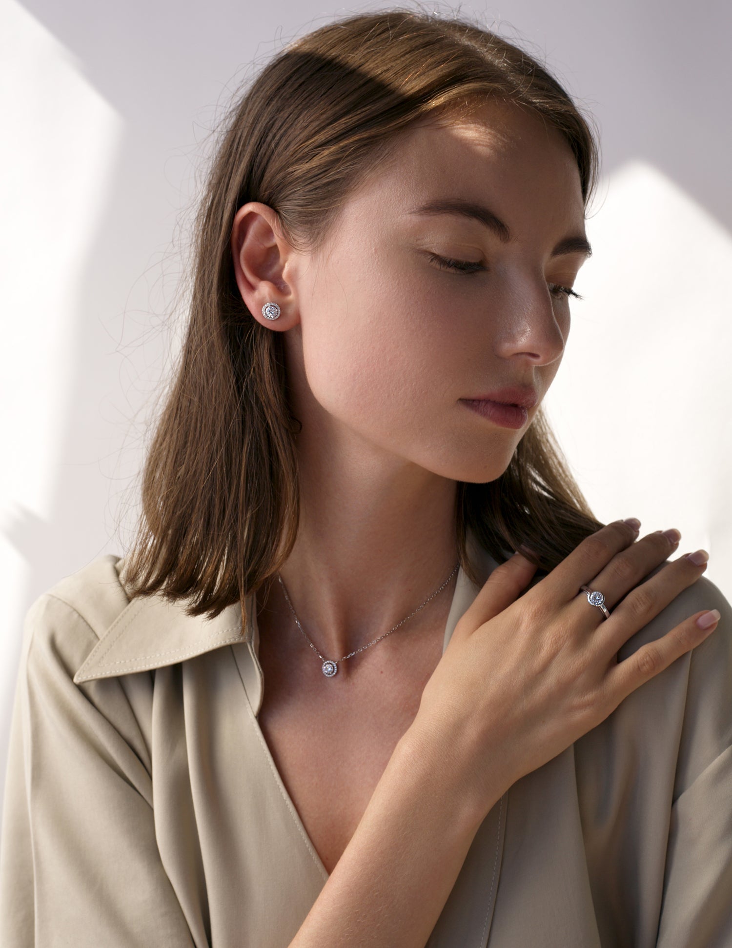 Petites boucles d'oreilles en argent brillant avec un motif rond et des oxydes de zirconium