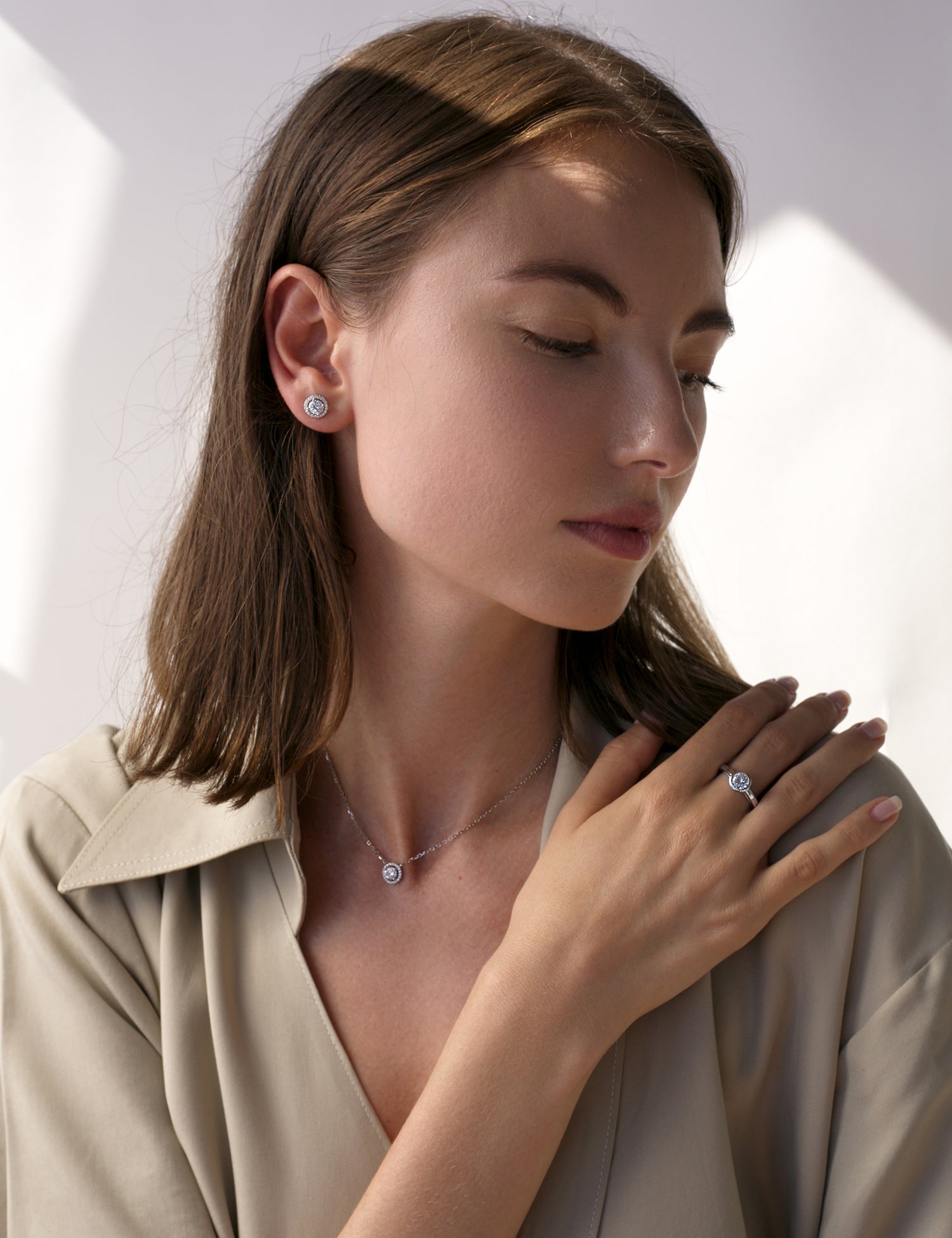 Colgante brillante de plata con motivo redondo de circonita y detalle de circonitas