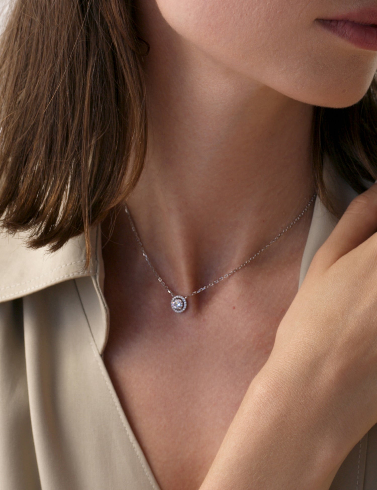 Sparkling silver pendant with round cubic zirconia motif and cubic zirconia detail