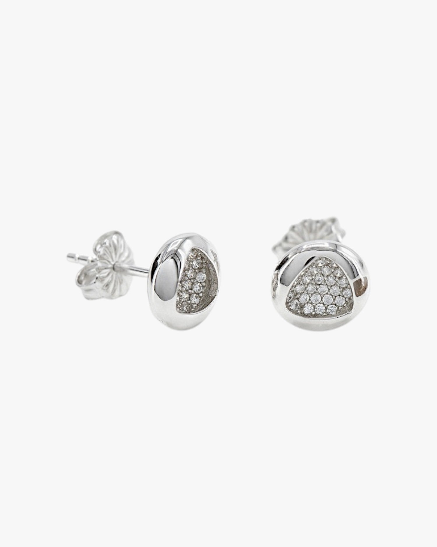 Pendientes pequeños plata brillantes con silueta triángulo y circonitas
