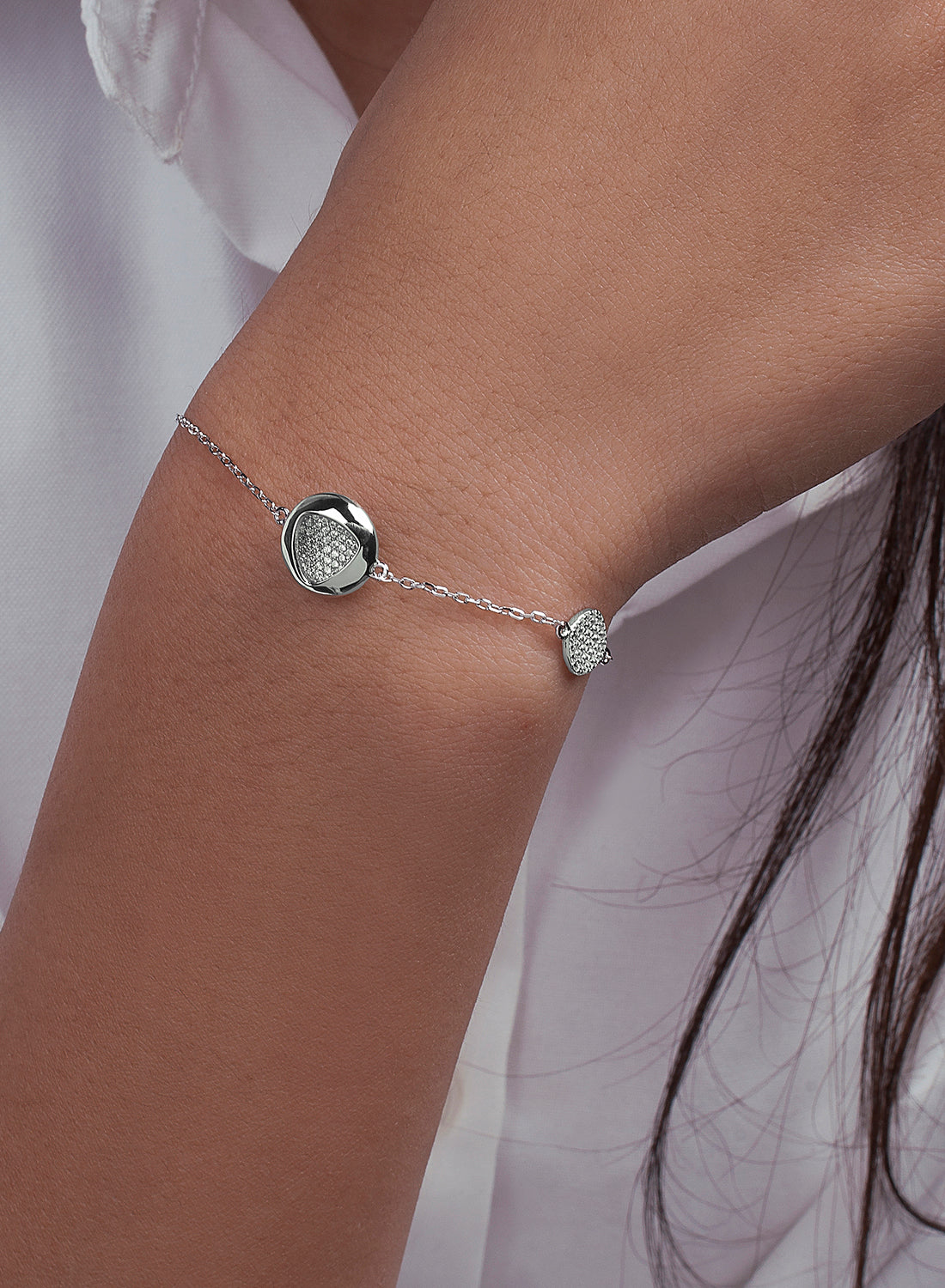 Pulseras finas de plata con silueta triangular y circonitas