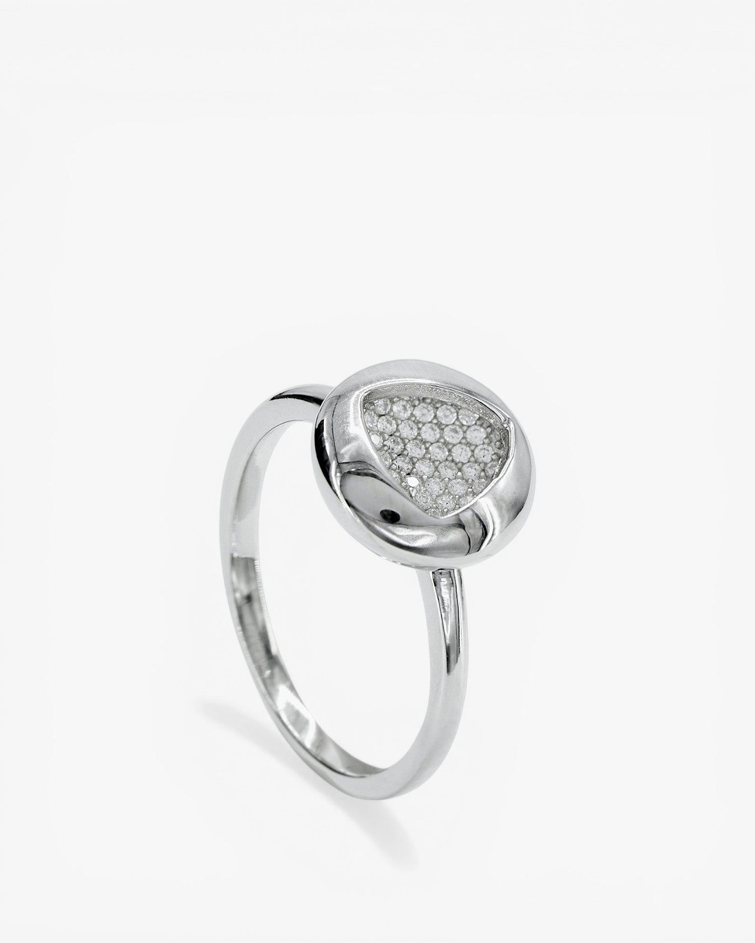Anillos finos de plata silueta triangular y circonitas
