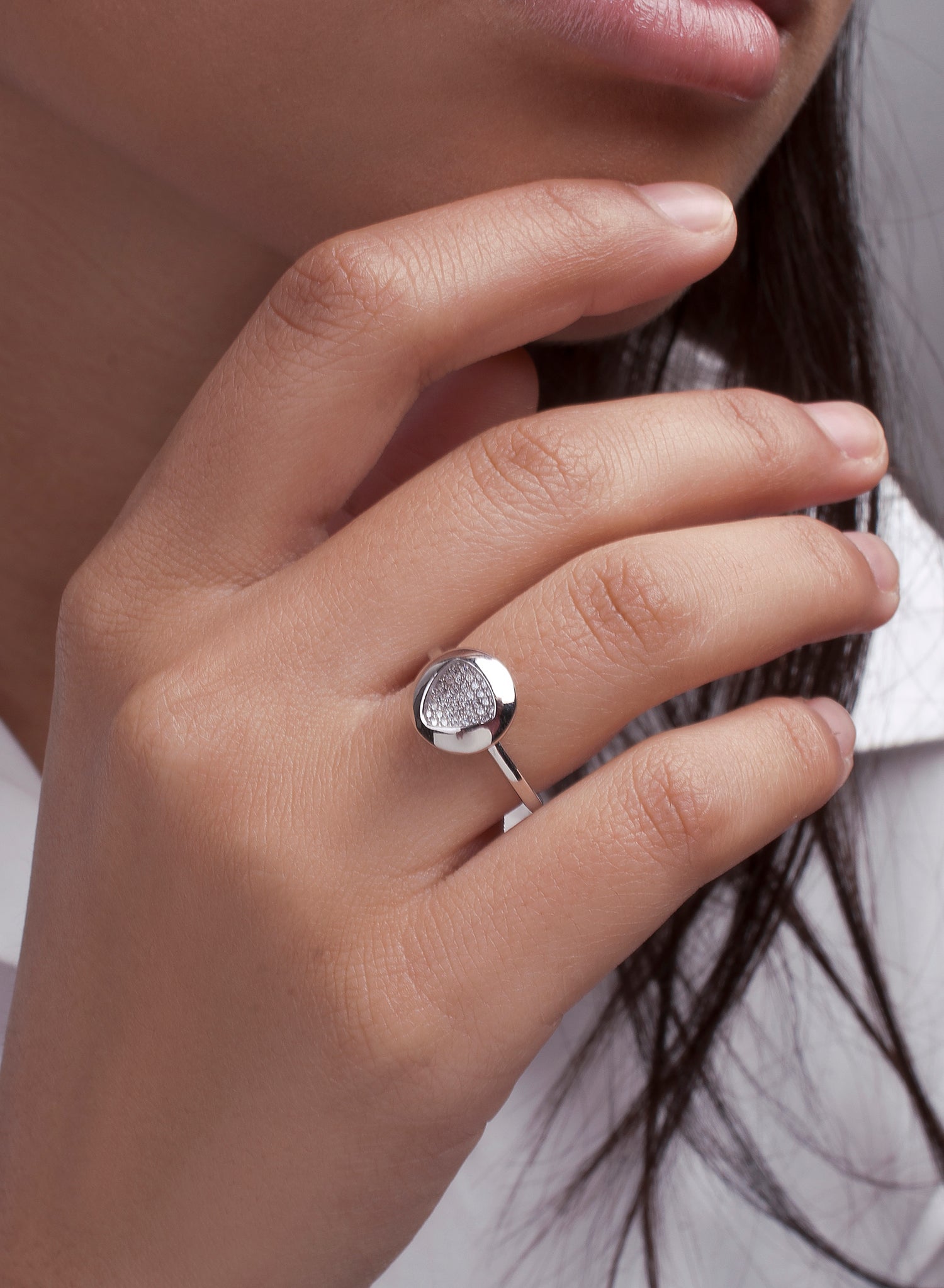 Anillos finos de plata silueta triangular y circonitas