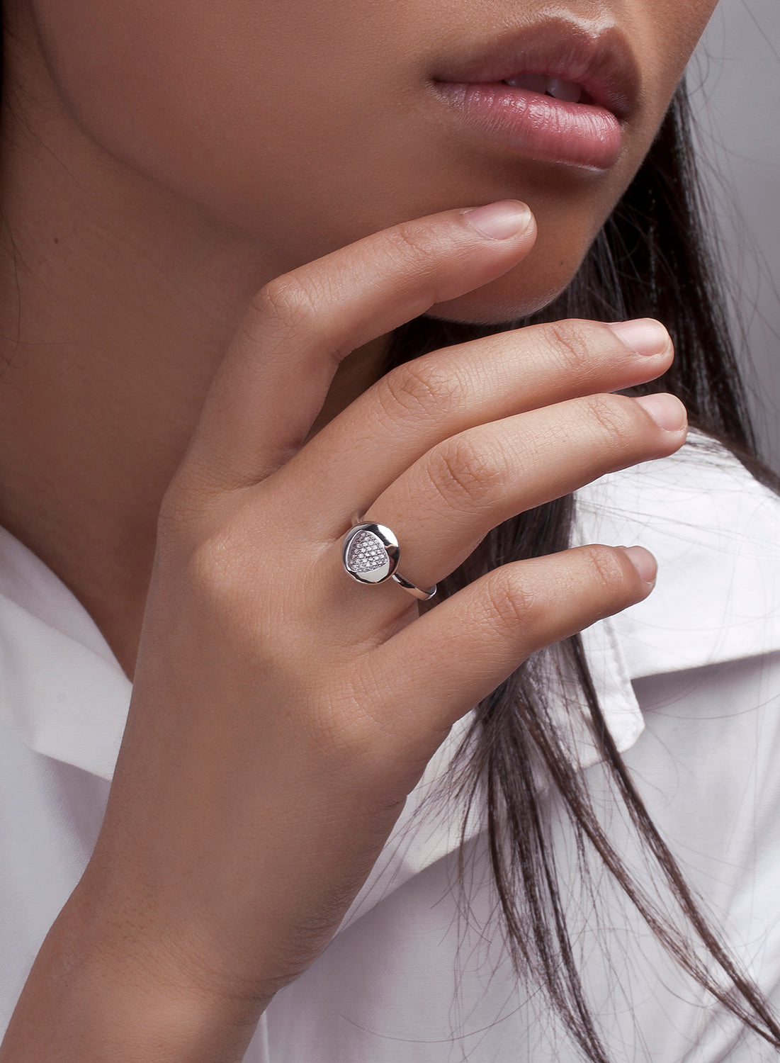 Anillos finos de plata silueta triangular y circonitas