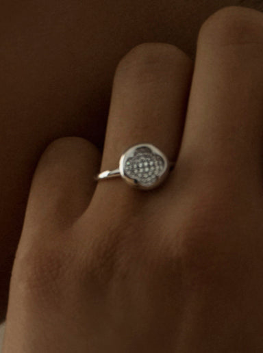 Pendientes pequeños plata brillantes con silueta de flor y circonitas