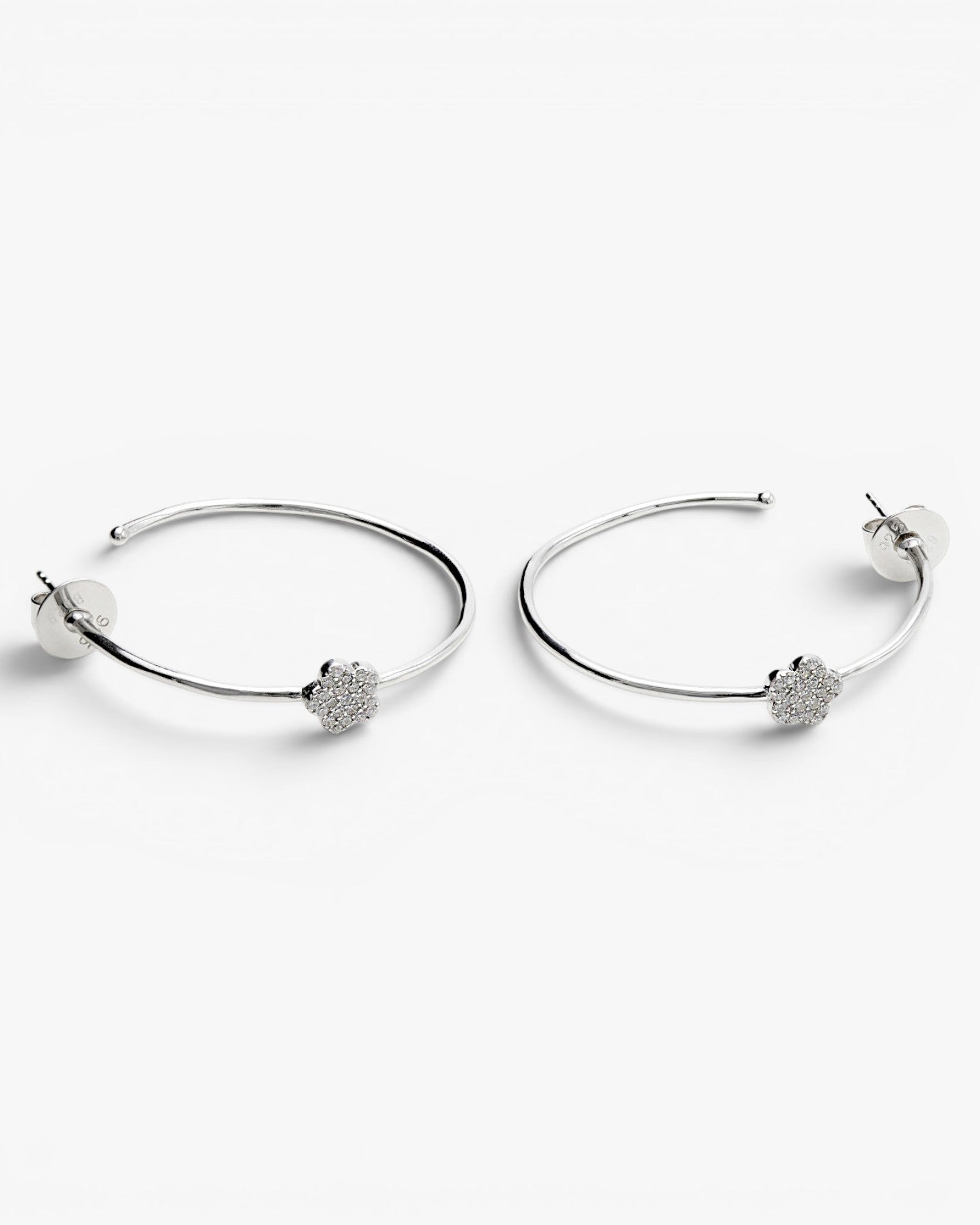Pendientes aro plata muy fino con motivo de flor y circonitas