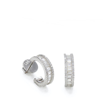 Petites boucles d'oreilles créoles entièrement serties de zirconiums cubiques.