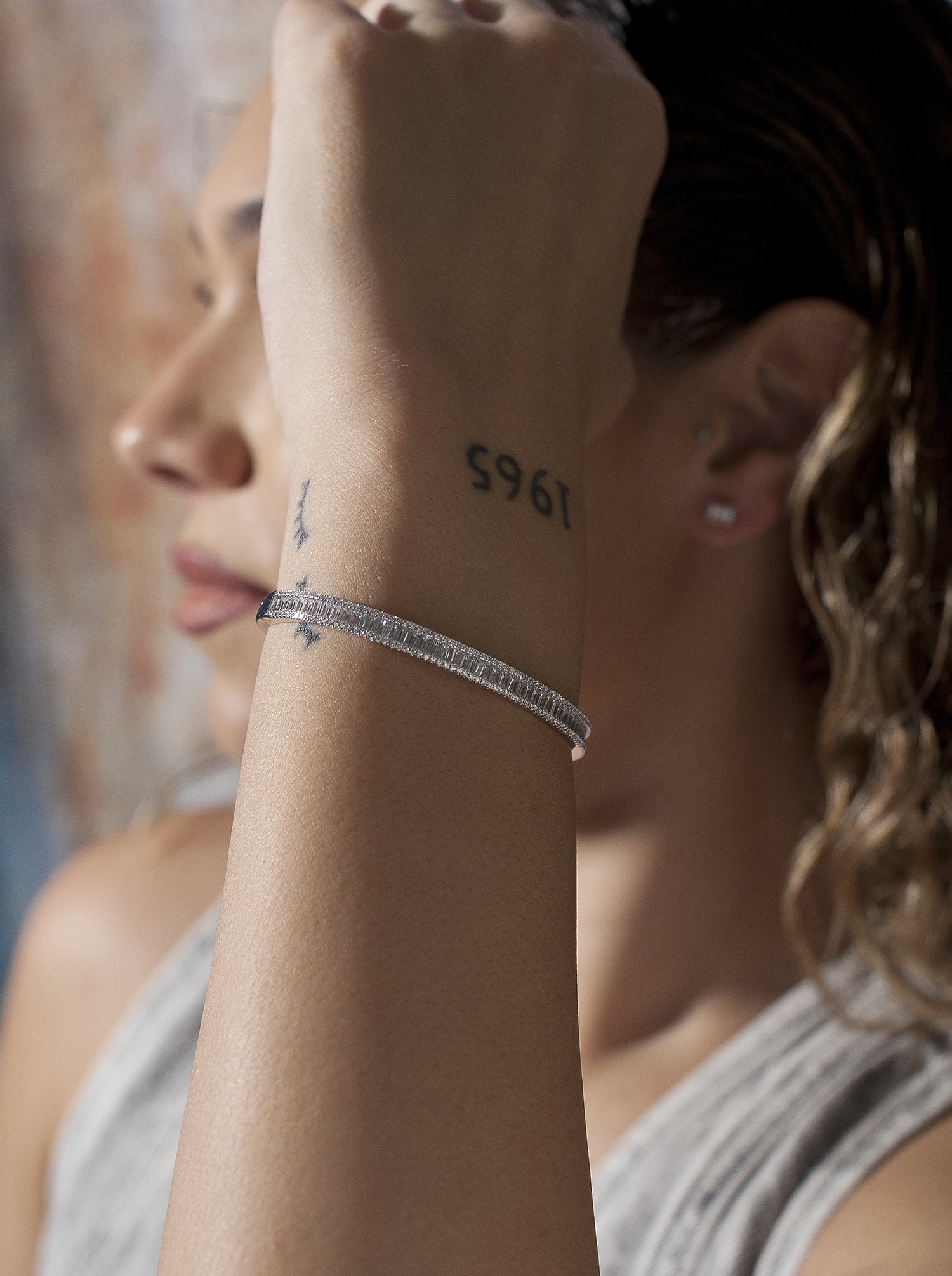 Pulsera esclava de plata raíl con engaste de circonita