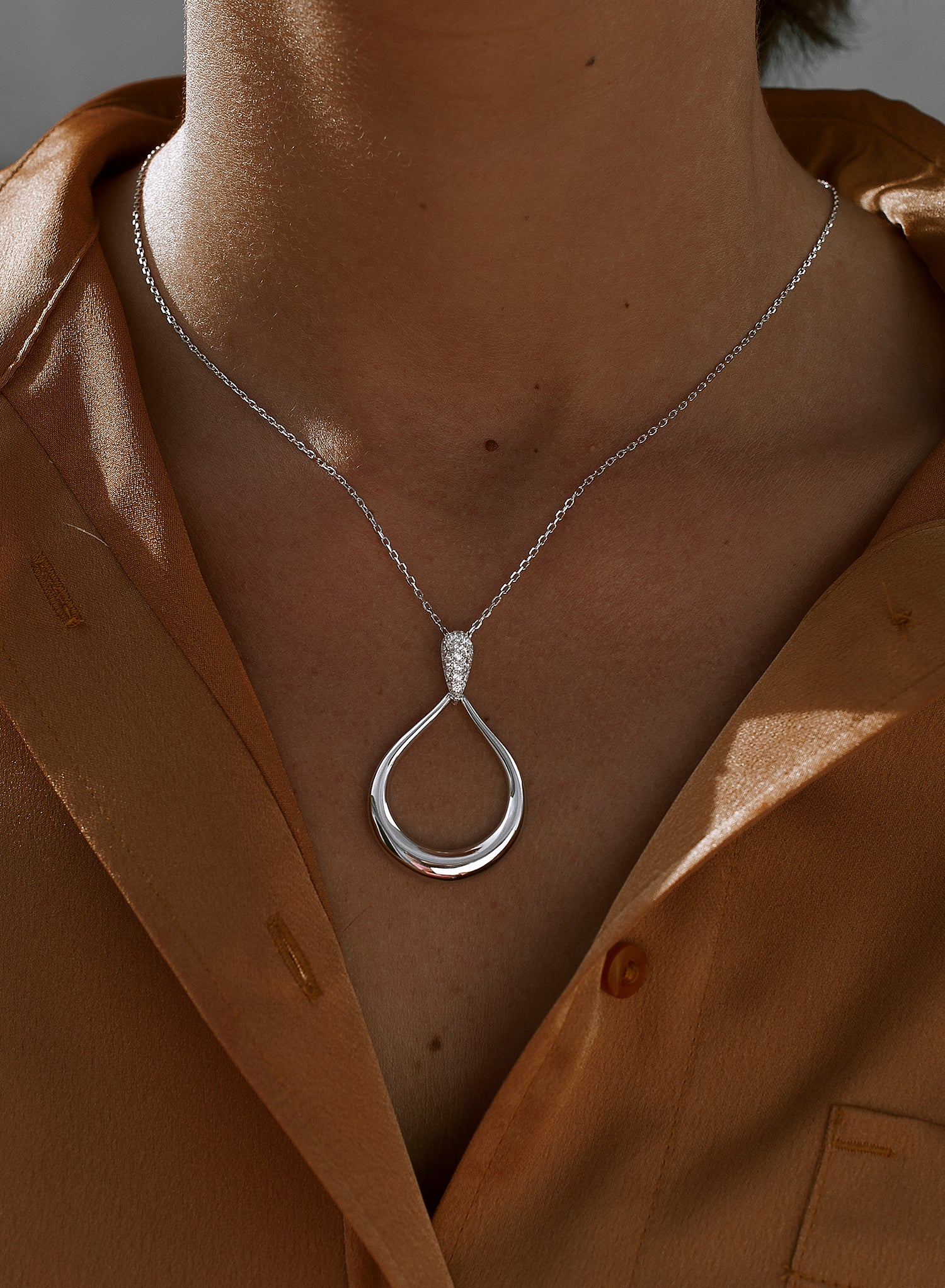 Grands pendentifs en argent en forme de larme avec détails en zircon cubique
