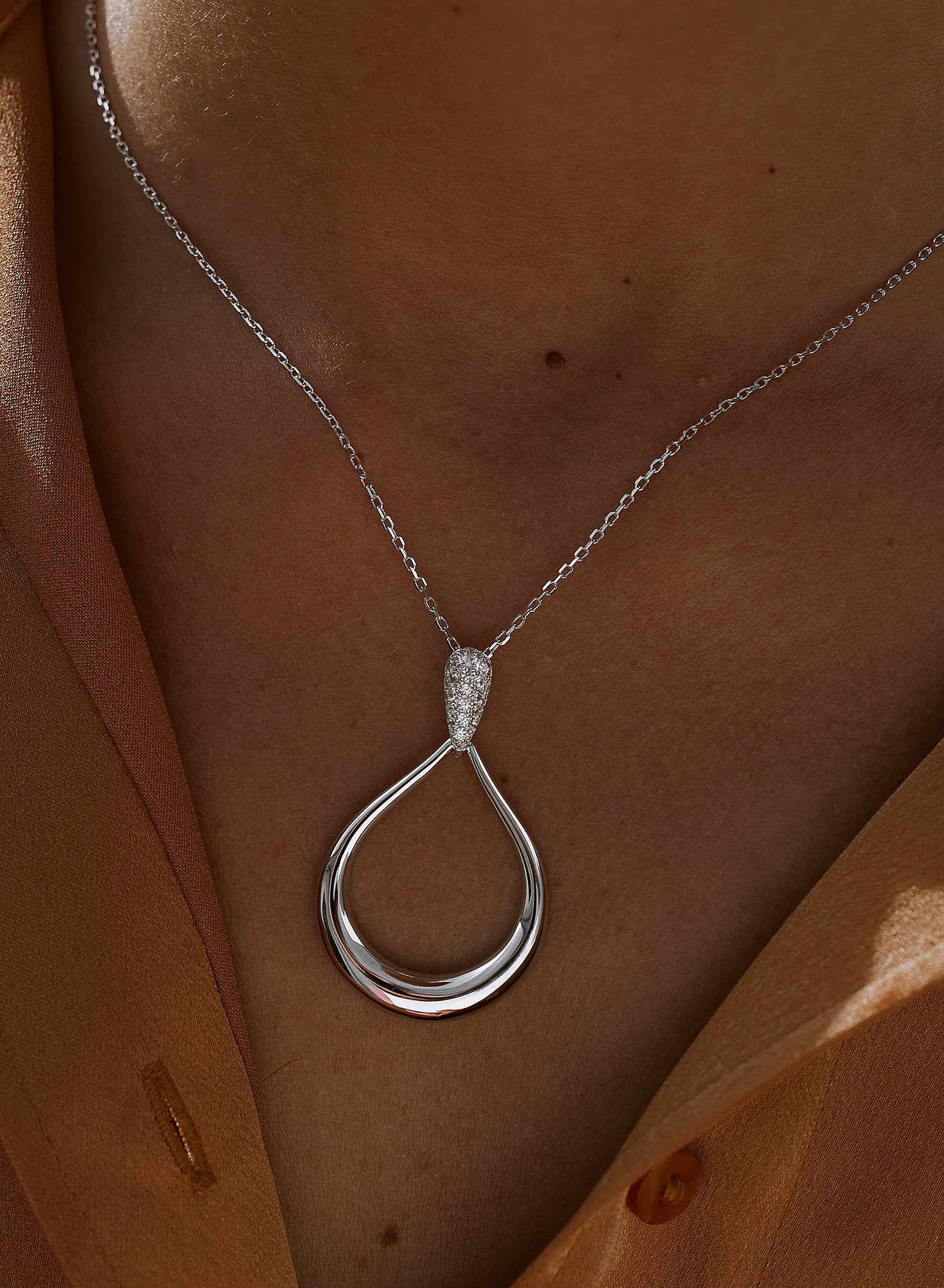 Grands pendentifs en argent en forme de larme avec détails en zircon cubique